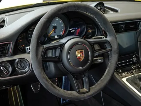 Cướp Porsche đen nhất năm: Không lái được số sàn nên bỏ lại xe