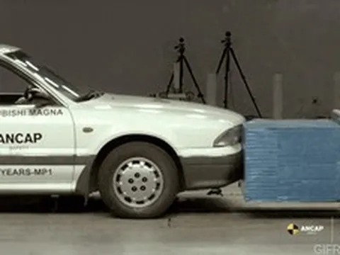 Thế mới thấy ô tô an toàn hơn thế nào sau 30 năm: Chiếc đỉnh nhất thời trước cho test lại thì nhận điểm liệt