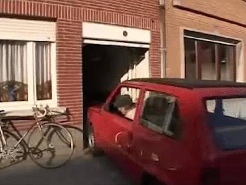 Cụ ông 87 tuổi đỗ xe khiến dân mạng phục sát đất: Xe tôi rộng 1m49, gara 1m55 nên thừa chỗ đậu