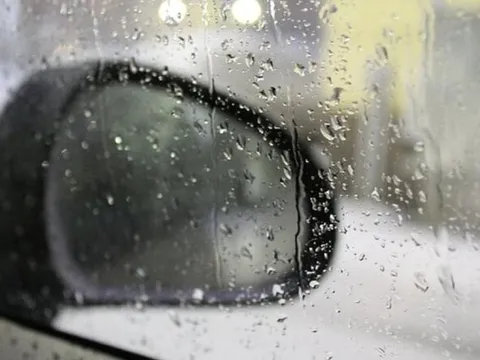 Mẹo làm khô hơi nước đọng trên kính ô tô