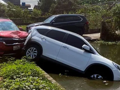 Ảnh TNGT: KIA Seltos đâm Honda CR-V cắm đầu xuống ao