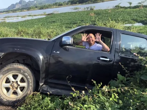 Ảnh TNGT: Tài xế gặp tai nạn "tươi tắn" nhất năm