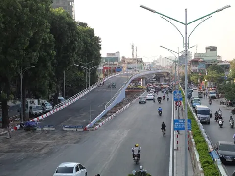 Yêu cầu rút ngắn 6 tháng với cầu vượt tại nút giao An Dương - đường Thanh Niên