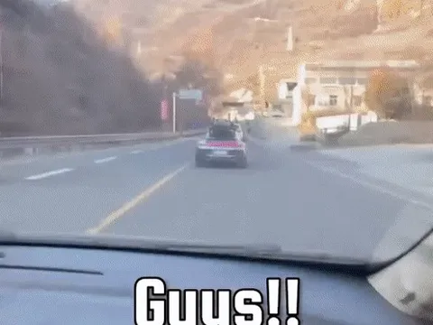 Thấy ô tô của người Việt trên đường, thanh niên Trung Quốc mừng húm, quyết đuổi theo để trao 1 món quà