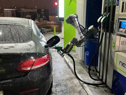 Video này cho bạn thấy đi đổ xăng không cần xuống xe, không có nhân viên ở cây xăng sẽ thế nào