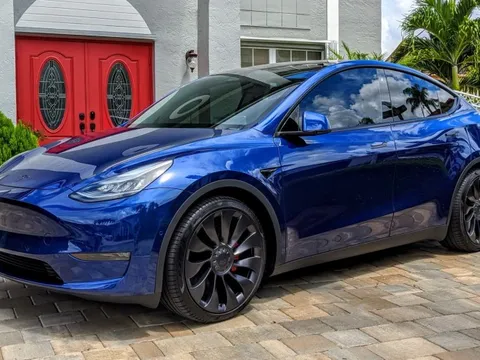 Bỏ 1 tỷ mua xe điện Tesla, khách 'bật ngửa' ngay khi mở cửa xe: Chất lượng kém quá!