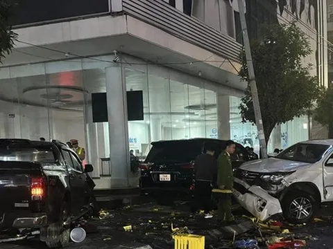 Hiện trường nát bươm vụ xe bán tải đâm nhiều ô tô, xe máy trên phố ở Móng Cái