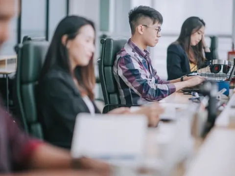 Năm 2024: Giữa làn sóng sa thải, giảm lương, một nước láng giềng Việt Nam vẫn có mức tăng lương đáng mơ ước