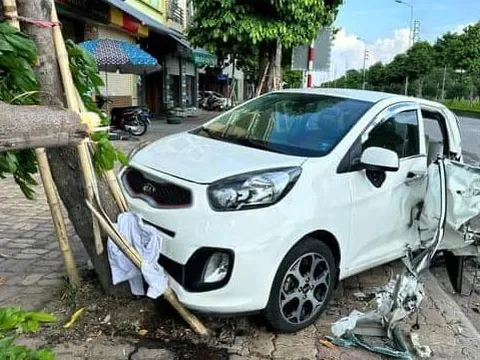 Ảnh TNGT: KIA Morning bị xe chở rác đâm rơi bánh sau