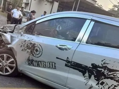 Clip TNGT: Nghi buồn ngủ, tài xế Hyundai Grand i10 tông thẳng xe tải