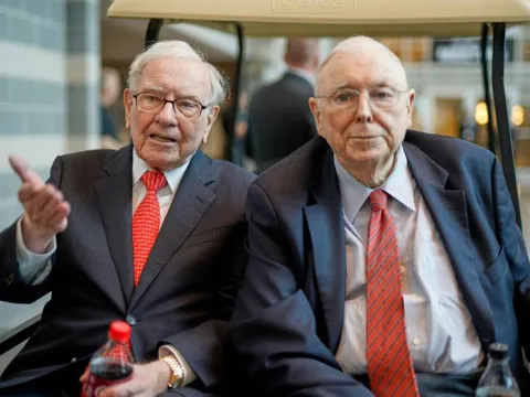 Cách cánh tay phải của Warren Buffett và lời nhắn trước khi qua đời: Hãy cứ khóc đi đừng ngại, miễn không bỏ cuộc là được!