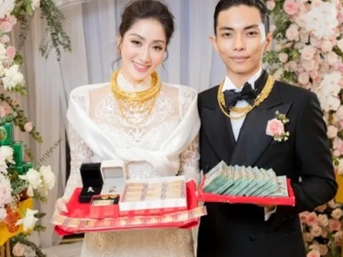 Khánh Thi khoe ảnh xúng xính váy hoa, vàng đeo "trĩu cổ", Phan Hiển rủ: "Cưới lại nha em"