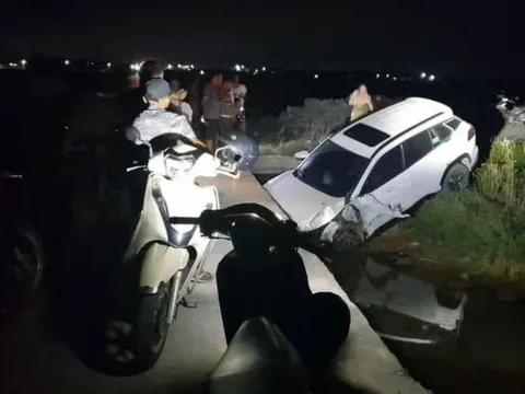 Ảnh TNGT: Nghi đường lạ, đèn tối, Toyota Corolla Cross lao đầu xuống ruộng