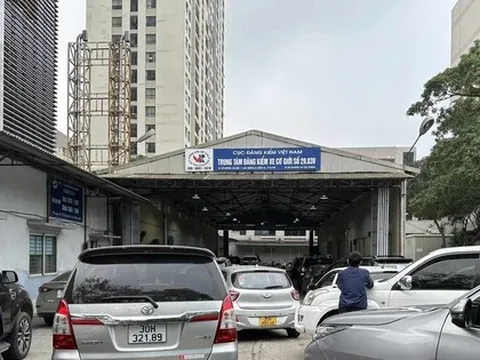 Tái diễn cảnh ô tô xếp hàng dài đăng kiểm ở Hà Nội