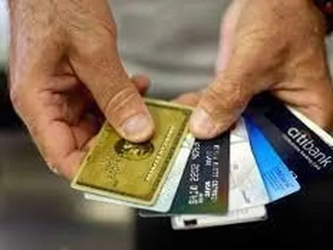 Dẫu biết đây là cạm bẫy lớn nhất trong việc gây dựng tài sản, khoảng một nửa dân Mỹ được hỏi vẫn rất say mê