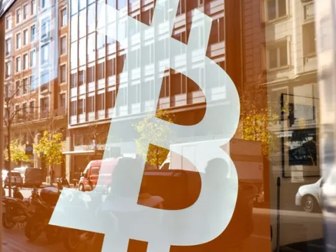 Bitcoin hồi về gần 42.000 USD sau đợt lao dốc sâu nhất 4 tháng