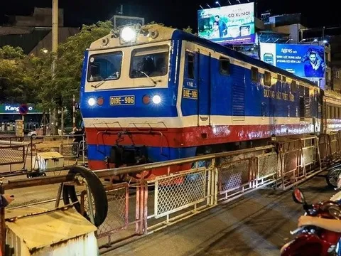 Hơn 500 đầu máy toa xe sắp bị 'xếp vào kho' của đường sắt Việt Nam được giải cứu