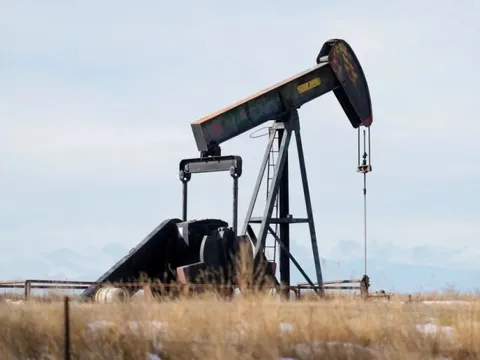 Giá dầu lao dốc 7 tuần liên tiếp: Hiện tượng “lịch sử” đảo lộn vị thế toàn cầu của các cường quốc dầu mỏ?