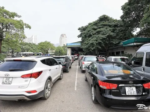 Hàng dài phương tiện chờ đăng kiểm dịp cuối năm