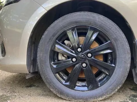 Kéo phanh tay sau khi đi mưa có làm phanh bị gỉ sét?