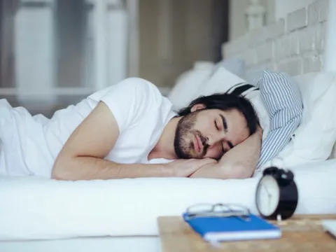 Nghiên cứu từ Úc: Ngủ kiểu này chẳng khác nào tự hại mình, làm tăng nguy cơ sa sút trí tuệ tới 53%