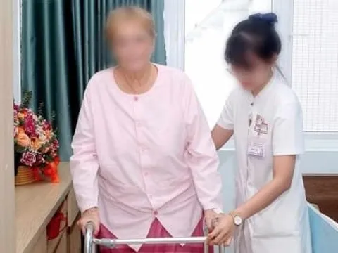 Cứu nữ du khách 73 tuổi người Pháp ngã cầu thang, mất khả năng đi lại