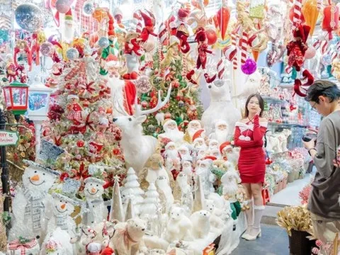 Hàng Mã những ngày sát Noel: Thời điểm tuyệt vời để đi chụp ảnh "sống ảo" vì không quá đông người
