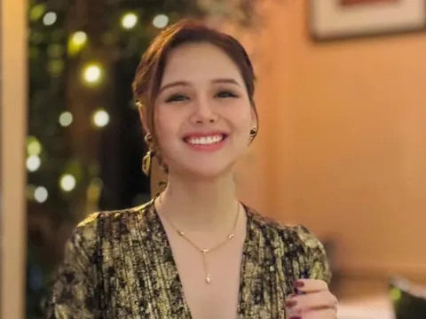 "Nàng dâu hào môn" Phanh Lee lên đồ gợi cảm mừng sinh nhật, ai cũng phải thốt lên: Sang quá