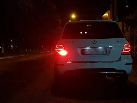 Vì sao đèn sương mù sau trên nhiều ô tô chỉ sáng một bên?