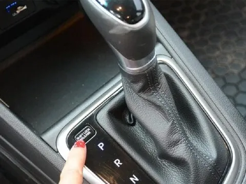 Tác dụng của nút 'bí ẩn' Shift Lock trên xe số tự động