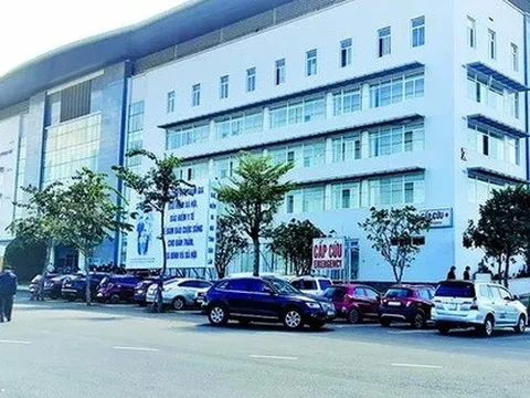 Bé trai 12 tuổi dập nát 2 bàn tay, mờ mắt do pháo nổ