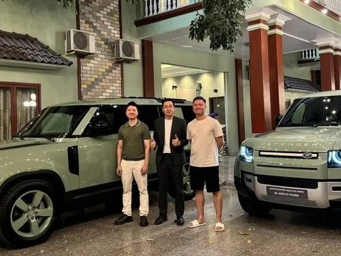Hai anh em Bình Dương mua cặp Defender giới hạn 5 chiếc tại VN vì quá thích màu xanh, giá 14 tỷ đồng