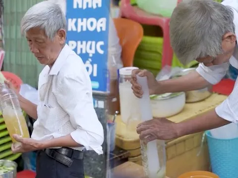Cụ ông giã 200 trăm cốc trà chanh mỗi ngày mưu sinh, xúc động nhận món quà cả đời chưa từng có