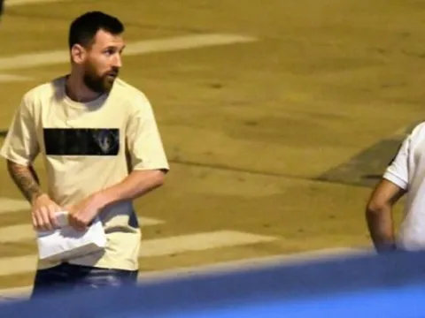 Messi lặng lẽ cùng gia đình trở về quê nhà, hóa ra để chuẩn bị đi ăn cưới một nhân vật đặc biệt