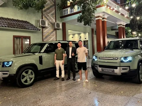 Hai anh em Bình Dương mua cặp Defender giới hạn 5 chiếc tại VN vì quá thích màu xanh, sơn lại cả nhà theo xe