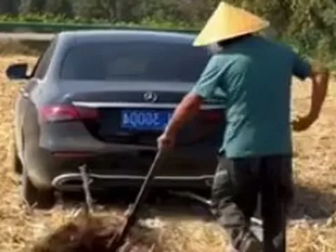 Độc lạ: Dùng xế hộp bạc tỷ xuống ruộng thay cho trâu cày, bác nông dân khiến dân mạng xuýt xoa