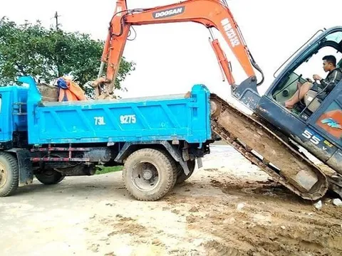 Cách máy xúc 'trèo' lên thùng xe tải