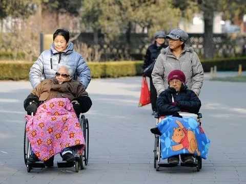 Tôi 72 tuổi, 7 năm sống cùng cô con gái duy nhất của mình để rồi ứa nước mắt: Bị coi là máy ATM, lúc ngộ ra tiền phải nằm trong tay mình thì đã muộn!
