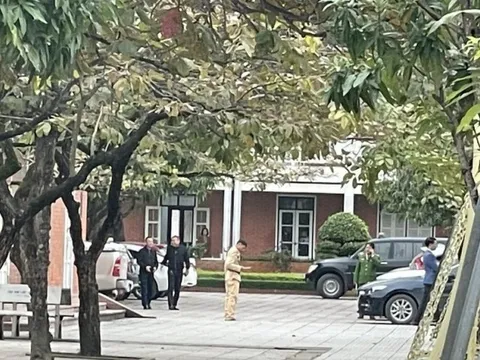 Nghệ An: Sập trần lớp học khiến nhiều em học sinh bị thương