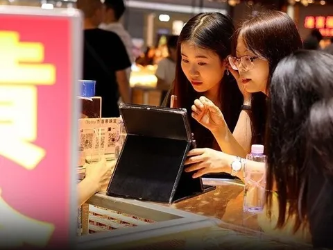 Giá vàng liên tục lên đỉnh, giới trẻ nhịn trà sữa để cóp tiền mua vàng: ‘Hạnh phúc là khi mỗi ngày được nghe tiếng leng keng của sự giàu có!’