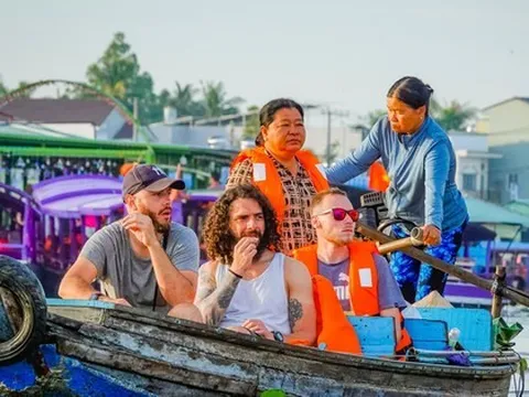 Tăng giá vé máy bay, giữ tư duy du lịch mùa vụ khác nào lấy đá ghè chân mình