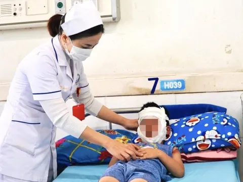 Quảng Nam: Bé trai 4 tuổi bỏng toàn mặt do bóng bay nổ