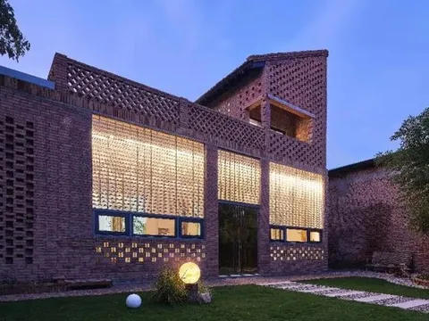 Nữ giảng viên ĐH chi hơn 1 tỷ đồng biến ngôi nhà "bỏ hoang" thành không gian sống mơ ước, không tốn tiền điện