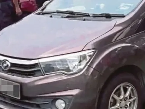 Thấy chiếc ô tô đậu mấy ngày không rời đi lại có mùi lạ, người dân kiểm tra rồi vội báo cảnh sát