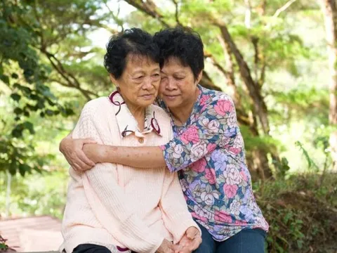 Về già nằm một chỗ trên giường mới tỉnh ngộ: Điểm tựa không phải bạn đời hay con cái, mà là 2 thứ này!