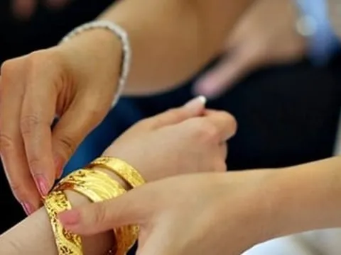 Giá vàng cao kỷ lục, tôi buốt ruột khi phải mừng cưới 'trả nợ' chị chồng 5 chỉ
