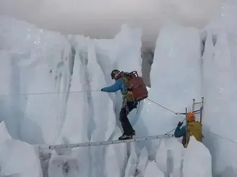 Tại sao việc leo lên đỉnh Everest phải bắt đầu lúc nửa đêm?