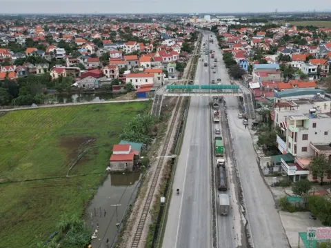 Cận cảnh nâng cấp mặt đường QL5 ngay trước mũi hàng đoàn xe rầm rập chạy