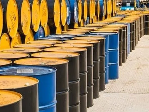 Vẫn xa mốc 80 USD/thùng, giá xăng dầu thế giới biến động trái chiều