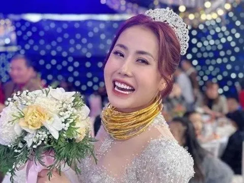 Giá vàng liên tục leo thang song kiềng vẫn đeo kín cổ, cô dâu xinh đẹp được dân mạng "xin vía"